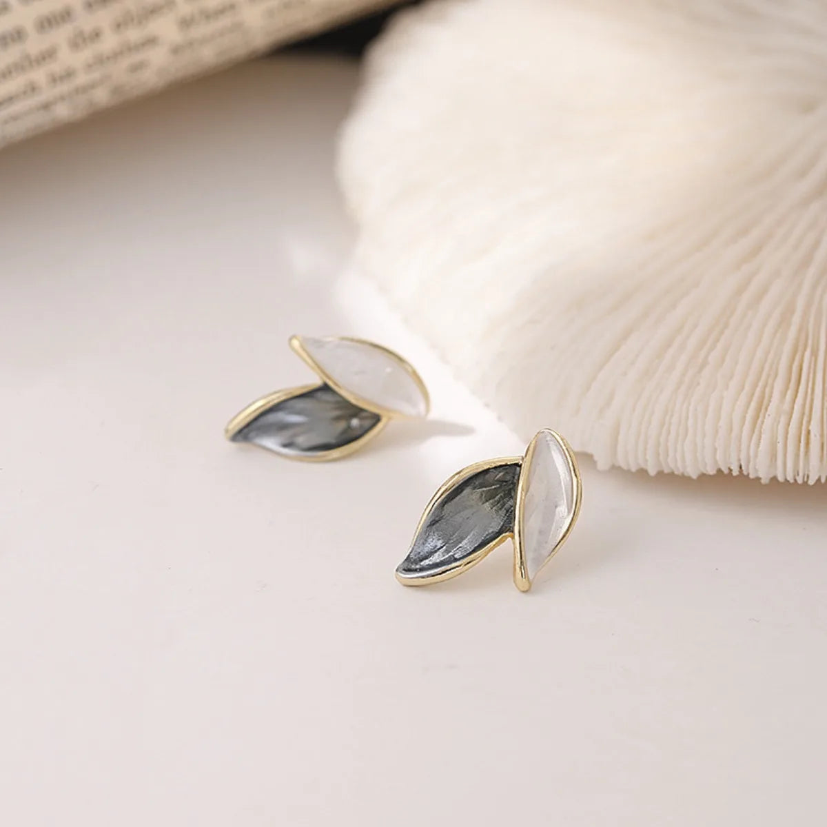 Retro Leaf Earrings – Elegant Blue & White Women’s Jewels - zenton