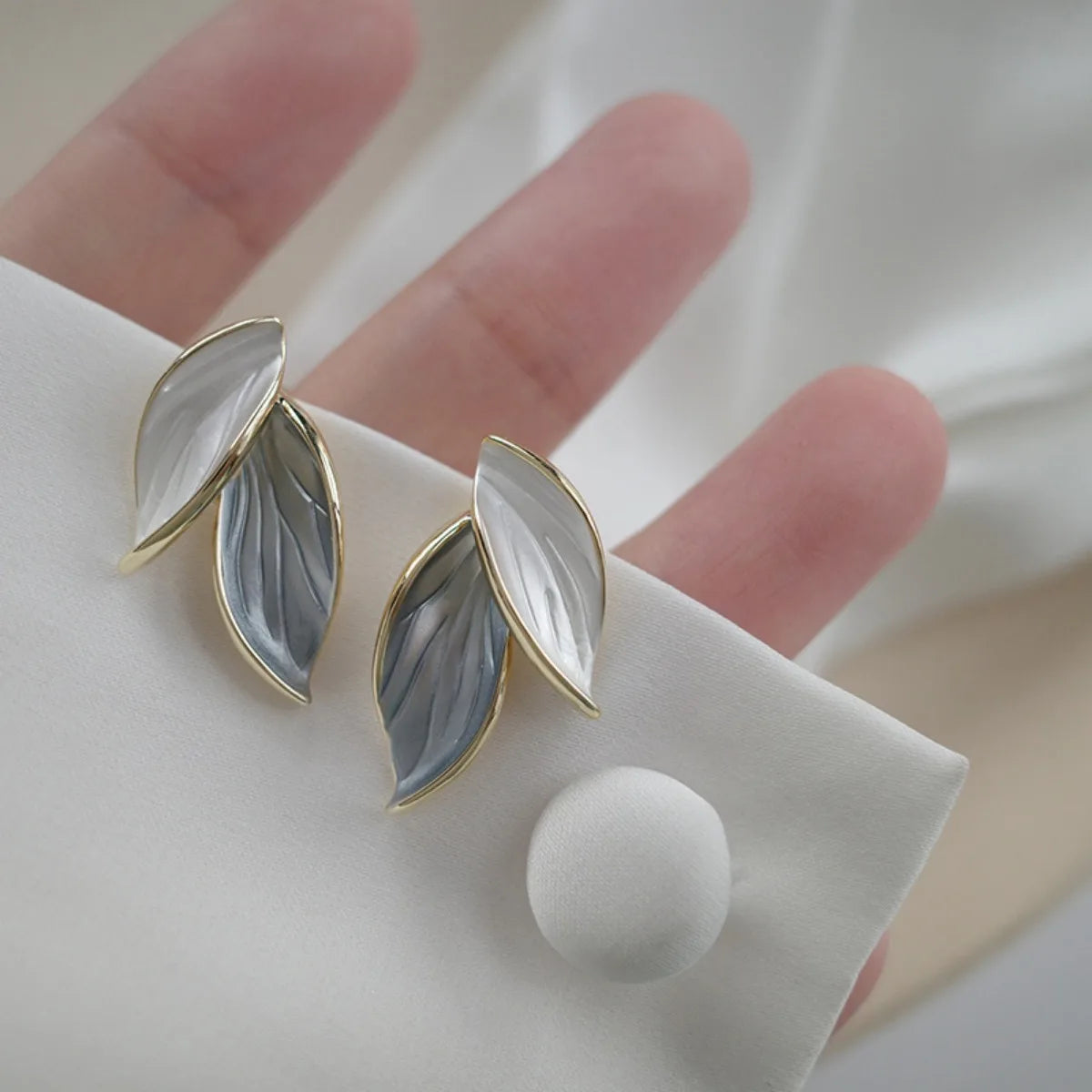 Retro Leaf Earrings – Elegant Blue & White Women’s Jewels - zenton