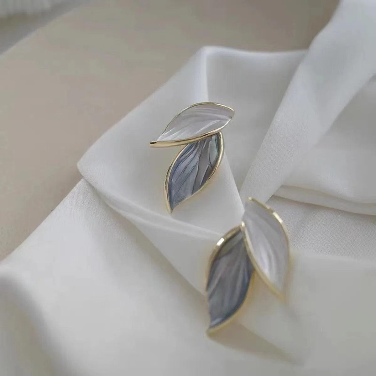 Retro Leaf Earrings – Elegant Blue & White Women’s Jewels - zenton