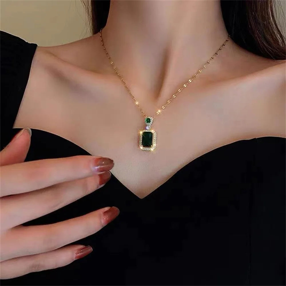 Women’s Emerald Jewel Set – Ring, Earrings & Necklace - zenton