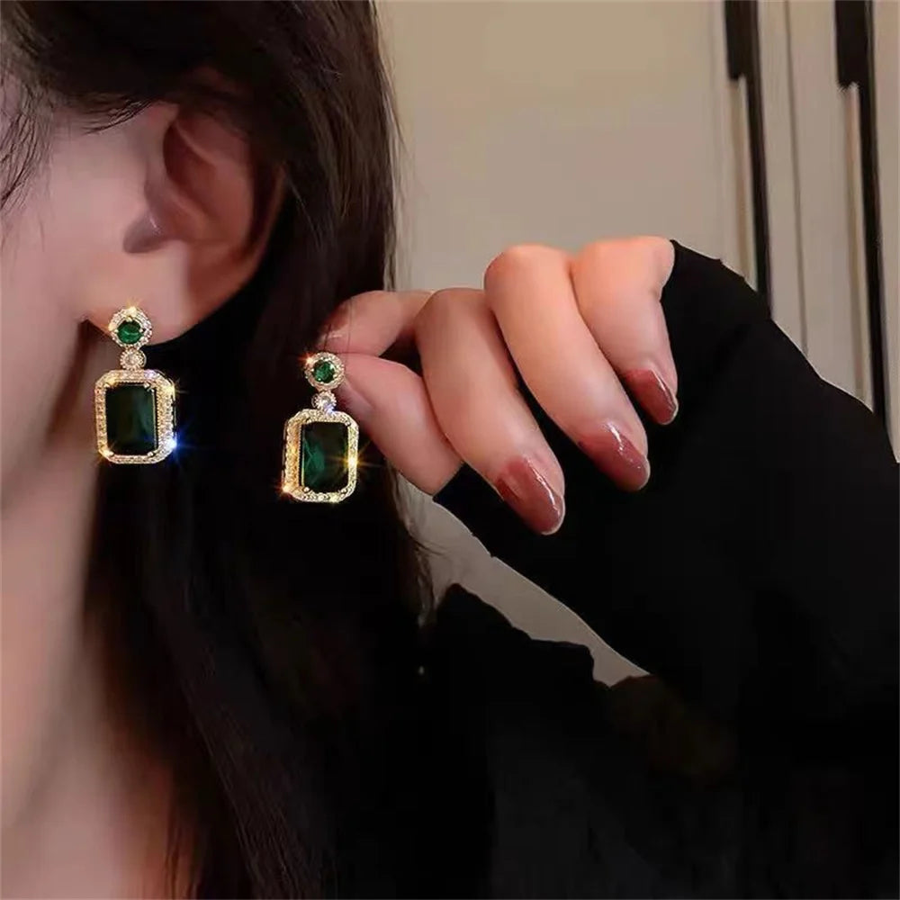Women’s Emerald Jewel Set – Ring, Earrings & Necklace - zenton